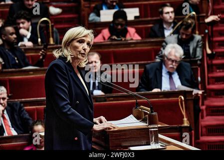 © Antonin Burat/Le Pictorium/MAXPPP - Paris 30/01/2024 Antonin Burat/Le Pictorium - 30/01/2024 - France/Ile-de-France/Paris - La presidente du groupe parlementaire "Rassemblement National" Marine Le Pen prend la parole, apres le discours de politique generale du Premier Ministry Gabriel Attal a l'Assemblee nationale, le 30 janvier 2024. - Valeurs ACtuelles out, no jdd, jdd out, RUSSIA OUT, NO RUSSIA OUT, NO RUSSIA #norussia/30/01/2024 - France/Ile-de-France (Region)/Paris - Präsident der parlamentarischen Fraktion "Rassemblement National" Marine Le Pen spricht nach Premierminister Gabriel Attal" Stockfoto