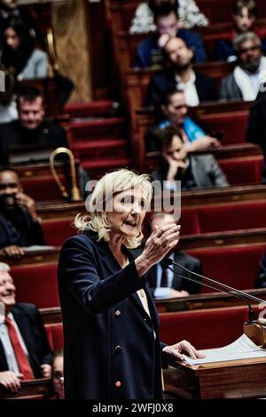 © Antonin Burat/Le Pictorium/MAXPPP - Paris 30/01/2024 Antonin Burat/Le Pictorium - 30/01/2024 - France/Ile-de-France/Paris - La presidente du groupe parlementaire "Rassemblement National" Marine Le Pen prend la parole, apres le discours de politique generale du Premier Ministry Gabriel Attal a l'Assemblee nationale, le 30 janvier 2024. - Valeurs ACtuelles out, no jdd, jdd out, RUSSIA OUT, NO RUSSIA OUT, NO RUSSIA #norussia/30/01/2024 - France/Ile-de-France (Region)/Paris - Präsident der parlamentarischen Fraktion "Rassemblement National" Marine Le Pen spricht nach Premierminister Gabriel Attal" Stockfoto