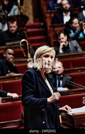 © Antonin Burat/Le Pictorium/MAXPPP - Paris 30/01/2024 Antonin Burat/Le Pictorium - 30/01/2024 - France/Ile-de-France/Paris - La presidente du groupe parlementaire "Rassemblement National" Marine Le Pen prend la parole, apres le discours de politique generale du Premier Ministry Gabriel Attal a l'Assemblee nationale, le 30 janvier 2024. - Valeurs ACtuelles out, no jdd, jdd out, RUSSIA OUT, NO RUSSIA OUT, NO RUSSIA #norussia/30/01/2024 - France/Ile-de-France (Region)/Paris - Präsident der parlamentarischen Fraktion "Rassemblement National" Marine Le Pen spricht nach Premierminister Gabriel Attal" Stockfoto