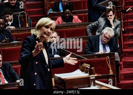 © Antonin Burat/Le Pictorium/MAXPPP - Paris 30/01/2024 Antonin Burat/Le Pictorium - 30/01/2024 - France/Ile-de-France/Paris - La presidente du groupe parlementaire "Rassemblement National" Marine Le Pen prend la parole, apres le discours de politique generale du Premier Ministry Gabriel Attal a l'Assemblee nationale, le 30 janvier 2024. - Valeurs ACtuelles out, no jdd, jdd out, RUSSIA OUT, NO RUSSIA OUT, NO RUSSIA #norussia/30/01/2024 - France/Ile-de-France (Region)/Paris - Präsident der parlamentarischen Fraktion "Rassemblement National" Marine Le Pen spricht nach Premierminister Gabriel Attal" Stockfoto