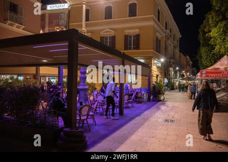 Überdachtes Restaurant am Straßenrand, Carloforte, San Pietro Island, Sardinien, Italien Stockfoto