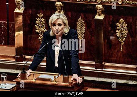 © Antonin Burat/Le Pictorium/MAXPPP - Paris 30/01/2024 Antonin Burat/Le Pictorium - 30/01/2024 - France/Ile-de-France/Paris - La presidente du groupe parlementaire "Rassemblement National" Marine Le Pen prend la parole, apres le discours de politique generale du Premier Ministry Gabriel Attal a l'Assemblee nationale, le 30 janvier 2024. - Valeurs ACtuelles out, no jdd, jdd out, RUSSIA OUT, NO RUSSIA OUT, NO RUSSIA #norussia/30/01/2024 - France/Ile-de-France (Region)/Paris - Präsident der parlamentarischen Fraktion "Rassemblement National" Marine Le Pen spricht nach Premierminister Gabriel Attal" Stockfoto