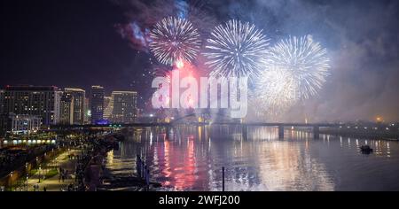 Silvester mit farbenfrohem Feuerwerk über der Skyline von Belgrad City mit langer Exposition mit dunkelblauem Himmel und wunderschöner Reflexion auf dem Fluss Stockfoto