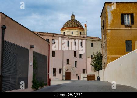 Alghero ist eine Stadt an der Nordwestküste Sardiniens. Umgeben von alten Mauern, ist es bekannt für sein mit Kopfsteinpflaster gesäumtes altes Zentrum. Stockfoto