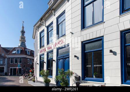 Zierikzee, Niederlande - 15. September 2023; schmale Straße der Stadt mit historischen Gebäuden und Hotel Van Oppen und dem Rathausmuseum (ehemals Stockfoto
