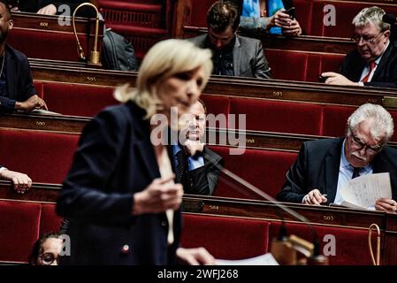 © Antonin Burat/Le Pictorium/MAXPPP - Paris 30/01/2024 Antonin Burat/Le Pictorium - 30/01/2024 - France/Ile-de-France/Paris - La presidente du groupe parlementaire "Rassemblement National" Marine Le Pen prend la parole, apres le discours de politique generale du Premier Ministry Gabriel Attal a l'Assemblee nationale, le 30 janvier 2024. - Valeurs ACtuelles out, no jdd, jdd out, RUSSIA OUT, NO RUSSIA OUT, NO RUSSIA #norussia/30/01/2024 - France/Ile-de-France (Region)/Paris - Präsident der parlamentarischen Fraktion "Rassemblement National" Marine Le Pen spricht nach Premierminister Gabriel Attal" Stockfoto