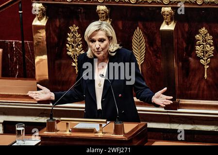 © Antonin Burat/Le Pictorium/MAXPPP - Paris 30/01/2024 Antonin Burat/Le Pictorium - 30/01/2024 - France/Ile-de-France/Paris - La presidente du groupe parlementaire "Rassemblement National" Marine Le Pen prend la parole, apres le discours de politique generale du Premier Ministry Gabriel Attal a l'Assemblee nationale, le 30 janvier 2024. - Valeurs ACtuelles out, no jdd, jdd out, RUSSIA OUT, NO RUSSIA OUT, NO RUSSIA #norussia/30/01/2024 - France/Ile-de-France (Region)/Paris - Präsident der parlamentarischen Fraktion "Rassemblement National" Marine Le Pen spricht nach Premierminister Gabriel Attal" Stockfoto