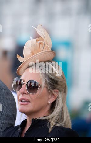 Ascot, Berkshire, Großbritannien. Oktober 2023. Eine Dame sieht die Pferde beim Herbstrennen-Freitag-Treffen auf der Ascot-Rennbahn. Kredit: Maureen McLean/Alamy Stockfoto