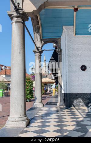 Zierikzee, Niederlande-15. September 2023; Niedrigwinkelblick von der Galerie der reformierten Gasthuiskerk Kirche mit kariertem schwarz-weißen ston Stockfoto