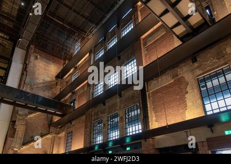 London, Großbritannien, 14. Dezember 2023; beleuchteter Flachwinkel-Blick auf die innere Ziegelfassade des stillgelegten Battersea Power Station, dem größten Art-Deco-bri Stockfoto