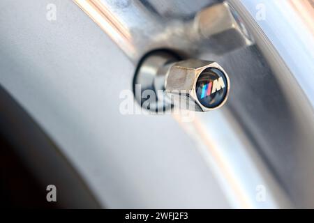 Berlin, Deutschland - 20. August 2022: Detailaufnahme des BMW E28 M5 1984-1988 Reifennippelventildeckels mit Sechskantmutter mit BMW M-Serie und M Pack-Logo Stockfoto