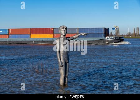 Zaltbommel, Niederlande, 9. Januar 2024; Skulptur und Wasserstatue des Jungen in Badehosen, um die Höhe des Flusses Waal nach Künstler anzuzeigen Stockfoto