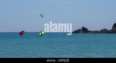 Parasailing vor der Küste von Chia Beach, Domus de Maria, Süd-Sardinien, Italien Stockfoto