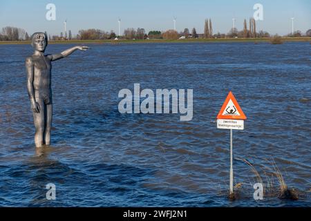 Zaltbommel, Niederlande – 9. Januar 2024; Skulptur und Wasserstatue des Jungen in Badehosen, um die Höhe des Flusses Wasser von Waal zu zeigen Stockfoto