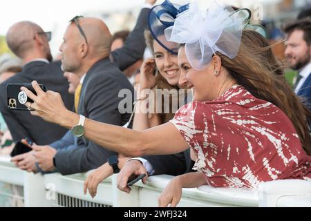 Ascot, Berkshire, Großbritannien. Oktober 2023. Racegoer genießen ihren Tag auf der Ascot Racecourse beim Herbstrennen Friday Meeting. Kredit: Maureen McLean/Alamy Stockfoto