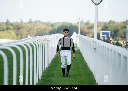 Ascot, Berkshire, Großbritannien. Oktober 2023. Jockey Marco Ghiani spaziert auf der Ascot Racecourse beim Herbstrennen Friday Meeting. Kredit: Maureen McLean/Alamy Stockfoto