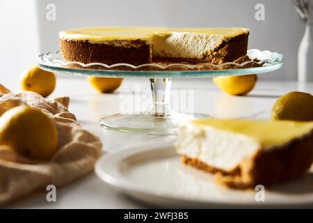 Mascarpone-Käsekuchen mit Zitronenquark und Shortbread-Basis. Weißer Marmorhintergrund. Erstklassiges Lebensmittelfoto Stockfoto