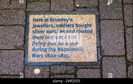 Tourismustafeln auf dem Bürgersteig in Middle Street Horsham , West Sussex , England Vereinigtes Königreich . Das hier für Bromleys Juweliere, wo Soldaten Gegenstände in den Napoleonischen Kriegen von 1802 bis 1815 kauften Stockfoto