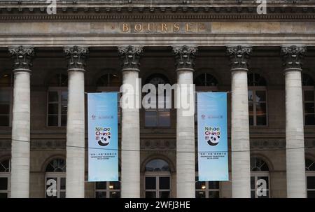 Paris, Frankreich. 30. Januar 2024. Plakate einer Tourismusveranstaltung mit dem Namen „Nihao! China' sind außerhalb der Paris Brongniart in Paris, Frankreich, 30. Januar 2024 zu sehen. Quelle: Gao Jing/Xinhua/Alamy Live News Stockfoto