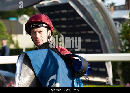 Ascot, Berkshire, Großbritannien. Oktober 2023. Jockey Oisin Murphy, nachdem er auf dem Pferd Middle Earth den Troy Asset Management Noel Murless Stakes auf der Ascot Racecourse beim Herbstrennen-Freitag-Meeting gewonnen hatte. Eigentümer Qatar Racing Ltd Trainer John & Thady Gosden, Newmarket. Breeder The Roheryn Partnership. Sponsor Von Tweenhills Farm & Stud Kredit: Maureen McLean/Alamy Stockfoto