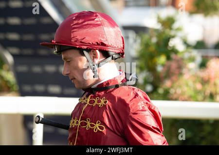 Ascot, Berkshire, Großbritannien. Oktober 2023. Jockey Oisin Murphy, nachdem er auf dem Pferd Middle Earth den Troy Asset Management Noel Murless Stakes auf der Ascot Racecourse beim Herbstrennen-Freitag-Meeting gewonnen hatte. Eigentümer Qatar Racing Ltd Trainer John & Thady Gosden, Newmarket. Breeder The Roheryn Partnership. Sponsor Von Tweenhills Farm & Stud Kredit: Maureen McLean/Alamy Stockfoto