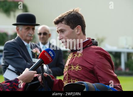 Ascot, Berkshire, Großbritannien. Oktober 2023. Jockey Oisin Murphy, nachdem er auf dem Pferd Middle Earth den Troy Asset Management Noel Murless Stakes auf der Ascot Racecourse beim Herbstrennen-Freitag-Meeting gewonnen hatte. Eigentümer Qatar Racing Ltd Trainer John & Thady Gosden, Newmarket. Breeder The Roheryn Partnership. Sponsor Von Tweenhills Farm & Stud Kredit: Maureen McLean/Alamy Stockfoto