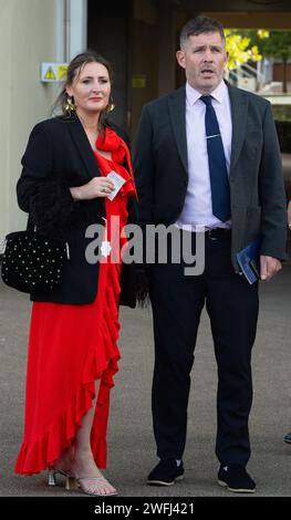 Ascot, Berkshire, Großbritannien. Oktober 2023. Eine Dame trägt ein rotes, stilvolles Kleid zu Ascot-Rennen. Kredit: Maureen McLean/Alamy Stockfoto