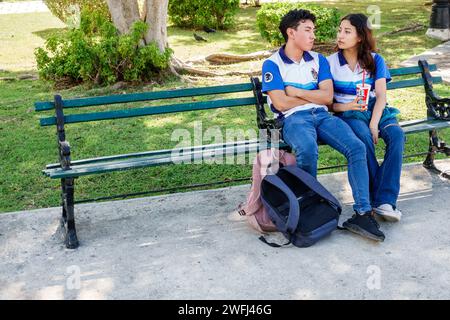 Merida Mexico, Zona Paseo Montejo Centro, öffentliche Bank sitzend, Paar Studenten Teenager Teenager, Jugendliche Teenager Jugendliche Jugendliche wohnen Stockfoto