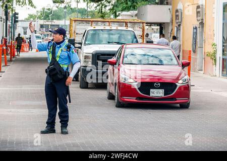 Merida Mexico, Zona Paseo Montejo Centro, Polizeibeamter, der den Verkehrskontrollbeamten leitet, Mann Männer männlich, Erwachsene Erwachsene, Bewohner, Mitarbeiter Stockfoto