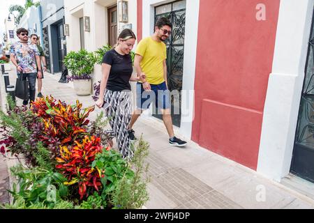 Merida Mexico, Zona Paseo Montejo Centro, Calle 47, Mann Männer männlich, Frau Frauen weiblich, Erwachsene Paare, Fußgänger, Spaziergang Straße Scen Stockfoto