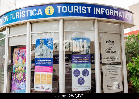 Merida Mexico, Zona Paseo Montejo Centro, Kiosk des Touristeninformationszentrums, Schilder Banner, zwei 2 Sprachen mehrsprachig, Englisch, Stockfoto
