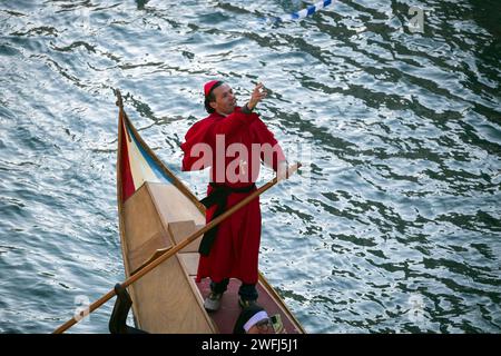 Venedig, Veneto, Italien - 28. Januar 2024: Eröffnung des venezianischen Karnevals Regatta auf dem Gran Canal - Teilnehmer an der Karnevalsmaske der religiösen Figur Salutin Stockfoto
