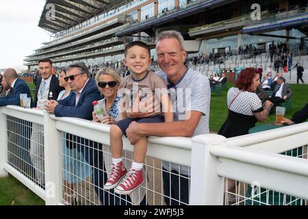 Ascot, Berkshire, Großbritannien. Oktober 2023. Racegoer das Pferderennen beim Herbstrennen am Freitag auf der Ascot Racecourse. Kredit: Maureen McLean/Alamy Stockfoto