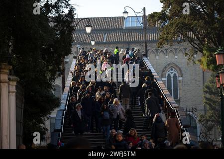 Venedig, Veneto, Italien - 28. Januar 2024: Karnevalsregatta in Venedig auf dem Gran Canal. Die Academia und die Rialto-Brücke sind die einzigen Passagen über den Kanal Stockfoto