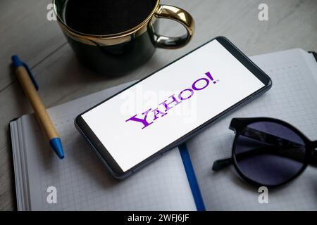 In dieser Abbildung wird ein Yahoo-Logo auf einem Smartphone angezeigt. Stockfoto