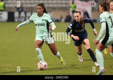 Paris, Frankreich. 30. Januar 2024. Ashley Lawrence von Chelsea, Julie Dufour von Paris FC während der UEFA Women's Champions League, Gruppe D Fußballspiel zwischen Paris FC und Chelsea am 30. Januar 2024 im Sebastien Charlety Stadion in Paris, Frankreich - Foto Jean Catuffe/DPPI Credit: DPPI Media/Alamy Live News Stockfoto