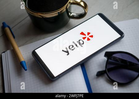 Polen. Januar 31, 2024. In dieser Abbildung wird ein Yelp-Logo auf einem Smartphone angezeigt. (Credit Image: © Mateusz Slodkowski/SOPA Images via ZUMA Press Wire) NUR REDAKTIONELLE VERWENDUNG! Nicht für kommerzielle ZWECKE! Stockfoto