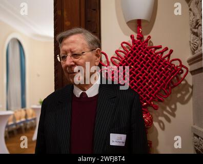 Frankfurt, Deutschland. Januar 2024. Dr. Norbert Egger, zuvor Vize-Bürgermeister von Mannheim, spricht während eines Interviews in Frankfurt am 27. Januar 2024. Dr. Norbert Egger gehörte zu neun Deutschen, die für ihren Beitrag zur deutsch-chinesischen Freundschaft während der letzten Jahrzehnte beim chinesischen Generalkonsulat in Frankfurt am Samstag geehrt wurden. ZUM THEMA „Feature: From Icons to Erben: Celebrating China-Germany Friendship in Frankfurt“ Credit: Zhang Fan/Xinhua/Alamy Live News Stockfoto