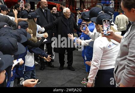 Giorgio Armani, Inhaber des Basketballteams Emporio Armani Olimpia Milano, begrüßt die Kinder bei seiner Ankunft in der Arena Forum in Mailand Stockfoto