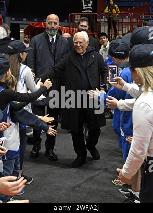 Giorgio Armani, Inhaber des Basketballteams Emporio Armani Olimpia Milano, begrüßt die Kinder bei seiner Ankunft in der Arena Forum in Mailand Stockfoto