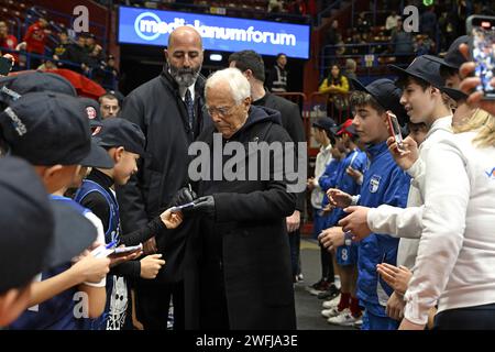 Giorgio Armani, Inhaber des Basketballteams Emporio Armani Olimpia Milano, begrüßt die Kinder bei seiner Ankunft in der Arena Forum in Mailand Stockfoto