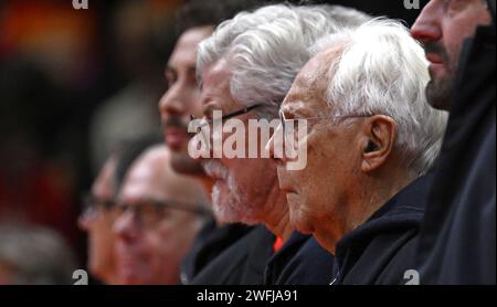 Giorgio Armani, Inhaber des Basketballteams Emporio Armani Olimpia Milano, mit Pantaleo Dell'Orco, in der Arena Forum in Mailand Stockfoto