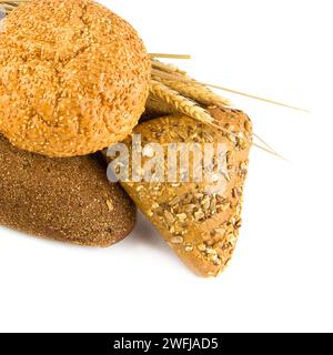 Brot, Baguette und Brötchen auf weißem Hintergrund. Es ist freier Platz für Text vorhanden. Stockfoto