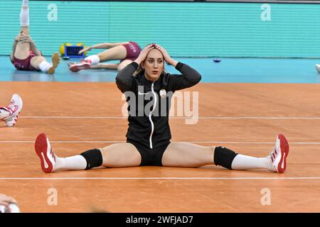 Athleten, die sich vor einem weiblichen Volleyballspiel von Milano gegen Istanbul Strecken und warm-up Stockfoto