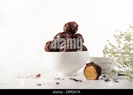 Hausgemachte Erdnussbutter-Trüffelbällchen mit Schokolade, selektiver Fokus Stockfoto