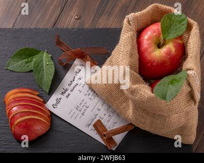 Das italienische Rezept für karamelisierte Äpfel mit Zimt mit den für die Herstellung notwendigen Zutaten Stockfoto