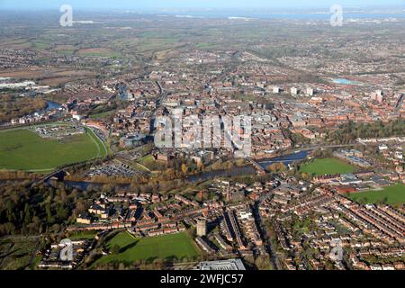 Aus der Vogelperspektive von Chester in Cheshire, dieser Blick von Süden über Handbridge und den Fluss Dee in Richtung Stadtzentrum Stockfoto