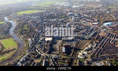 Aus der Vogelperspektive auf das Stadtzentrum von Chester mit Blick nach Westen, Westminster Road & Railway Station im Vordergrund, River Dee auf der linken Seite Stockfoto