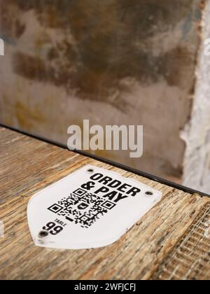 QR-Code auf Restauranttisch, sodass Kunden ohne Unterstützung durch das Personal bestellen und bezahlen können. Stockfoto