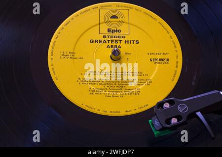 Abba Greatest Hits Vinyl-Album-LP mit Tonarm, Kartusche, Kopfschale und Stift auf Plattenspieler - 1975 1976 Stockfoto